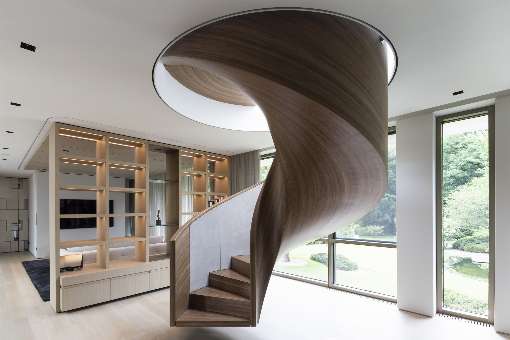 Images 1+2: This steel staircase finished with fine walnut veneer seems to float weightlessly in space. Photos: concept+bild, Martina Pipprich, Mainz, Germany